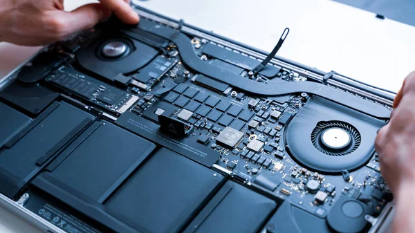 Photo d'une intervention de dépannage informatique