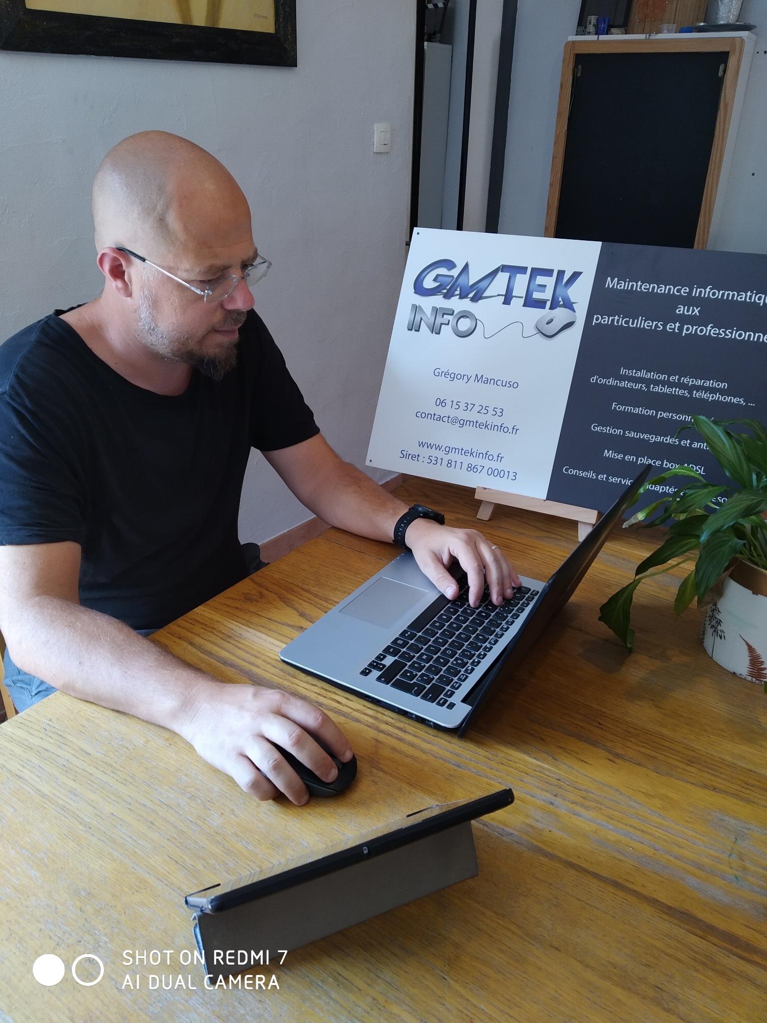 Photo de Gregory Mancuso en situation de travail sur ordinateur